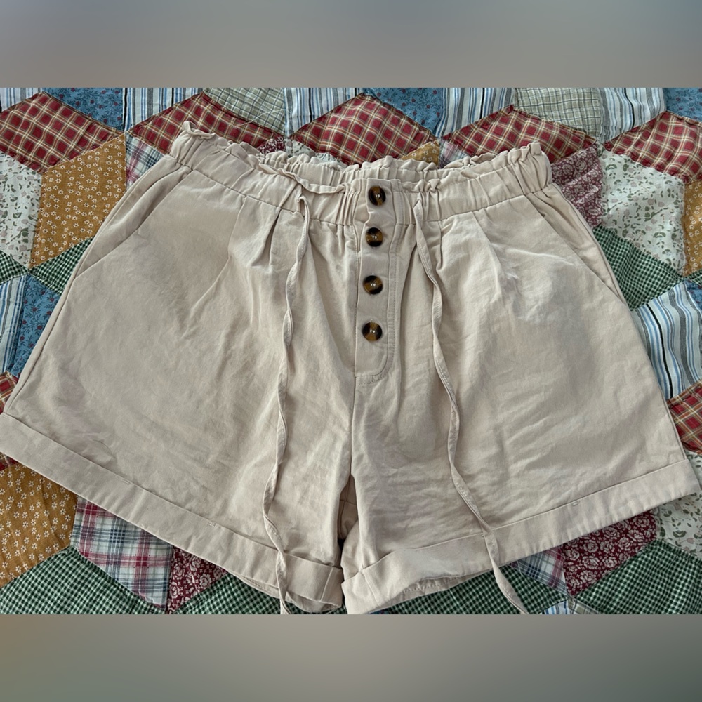 Women's Medium Beige Stretch Waistband Shorts NWOT